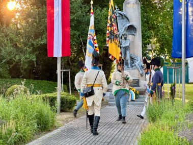 Wagramer Historientage 2025 - Kranzniederlegung beim Denkmal der Schlacht bei Wagram