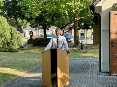 Wagramer Historientage 2025 - Gedenkmesse bei der Monumentalkapelle. Eröffnungsrede von Museumspräsident Fritz Quirgst