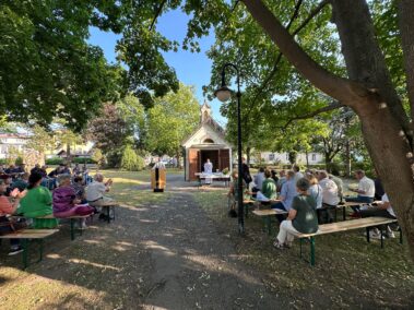 Wagramer Historientage 2025 - Gedenkmesse bei der Monumentalkapelle. Eröffnungsrede von Museumspräsident Fritz Quirgst