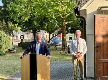 Wagramer Historientage 2025 - Gedenkmesse bei der Monumentalkapelle. Im Bild: Bürgermeister Markus Mentl-Weigl und Museumspräsident Firtz Quirgst