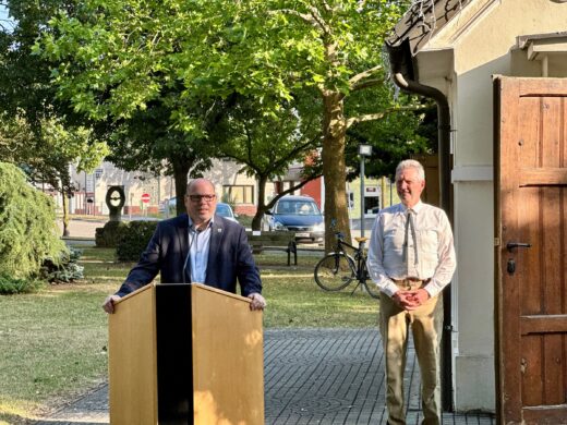 Wagramer Historientage 2025 - Gedenkmesse bei der Monumentalkapelle. Im Bild: Bürgermeister Markus Mentl-Weigl und Museumspräsident Firtz Quirgst