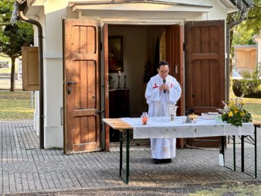 Wagramer Historientage 2025 - Gedenkmesse bei der Monumentalkapelle mit Pfarrer und Dechant Peter Paskalis