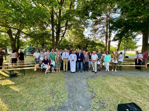 Wagramer Historientage 2025 - Gedenkmesse bei der Monumentalkapelle. Offizielles Gruppenfoto