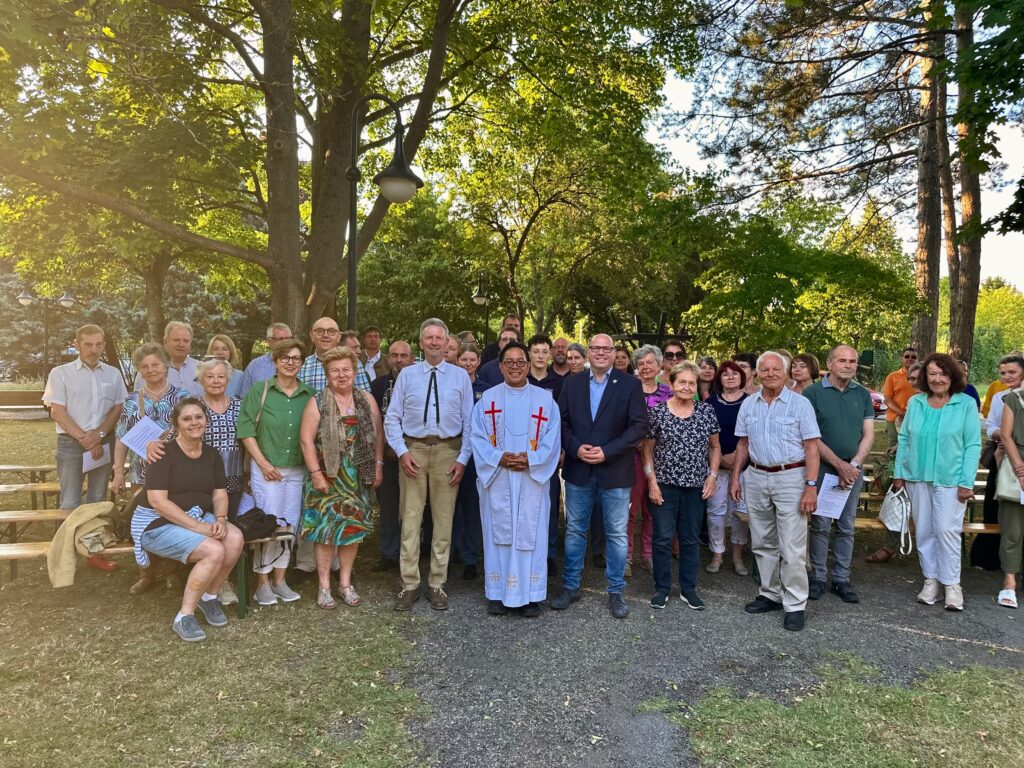 Wagramer Historientage 2025 - Gedenkmesse bei der Monumentalkapelle. Offizielles Gruppenfoto