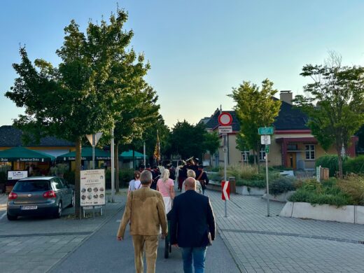 Wagramer Historientage 2025 - Prozession zum Denkmal der Schlacht bei Wagram