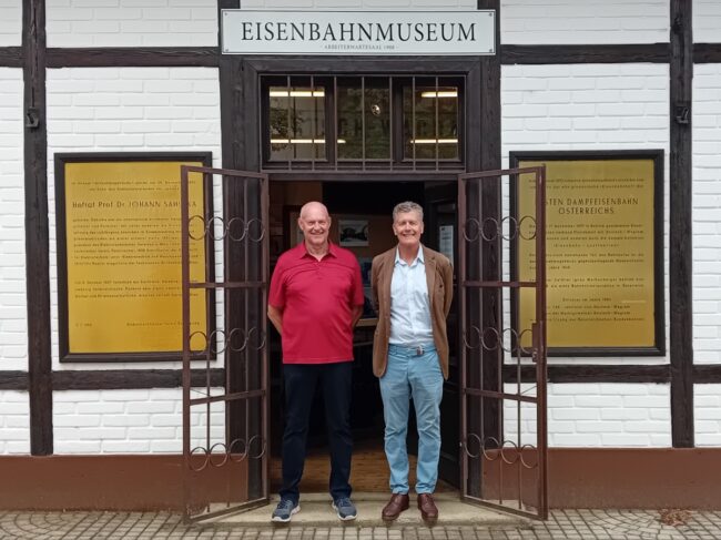 Karl Hohenlohe mit Museumsdirektor Rudolf Rossak während der Dreharbeiten im Juni 2025 vor dem Eisenbahnmuseum Deutsch-Wagram. Foto: © ORF ON
