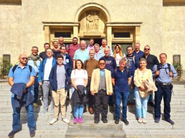 Delegation der ÖBB-Infra gemeinsam mit Pfarrer Mag. Peter Paskalis vor der Pfarrkirche Deutsch-Wagram