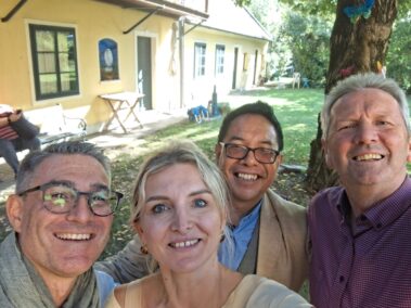 Oberst Ing. Alexander Kodym, Frau Sukrije Ademi, Pfarrer Mag. Peter Pascalis und Museumspräsident Fritz Quirgst im Museumsgarten