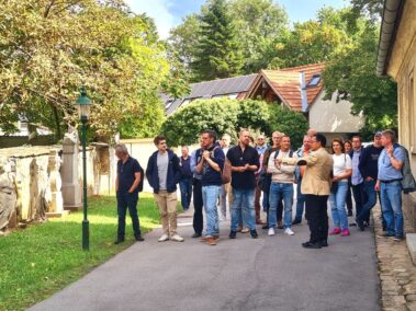 Delegation der ÖBB-Infra mit Pfarrer Mag. Peter Paskalis am ehemaligen Kirchenfriedhof bei der Kultur[er]leben-Tafel in Deutsch-Wagram