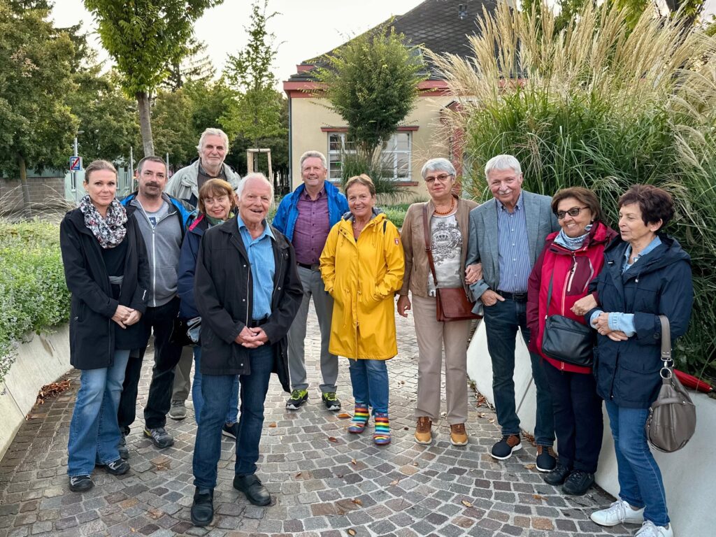 Offizelles Gruppenfoto der Geschichts- und Stadtführung mit Firtz Quirgst am 12. September 2025 - am Marktplatz Deutsch-Wagram