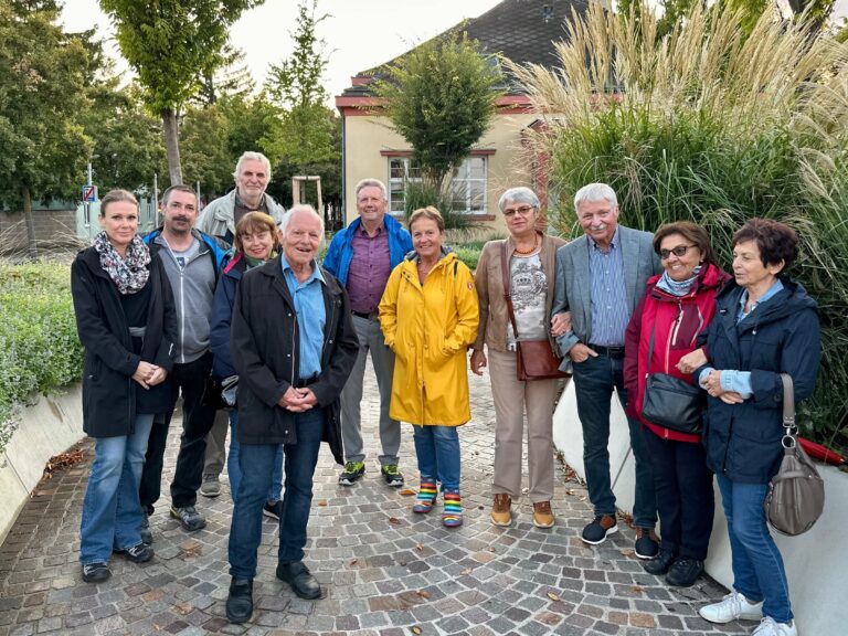 Offizelles Gruppenfoto der Geschichts- und Stadtführung mit Fritz Quirgst am 12. September 2025 – am Marktplatz Deutsch-Wagram Offizelles Gruppenfoto der Geschichts- und Stadtführung mit Fritz Quirgst am 12. September 2025 - am Marktplatz Deutsch-Wagram