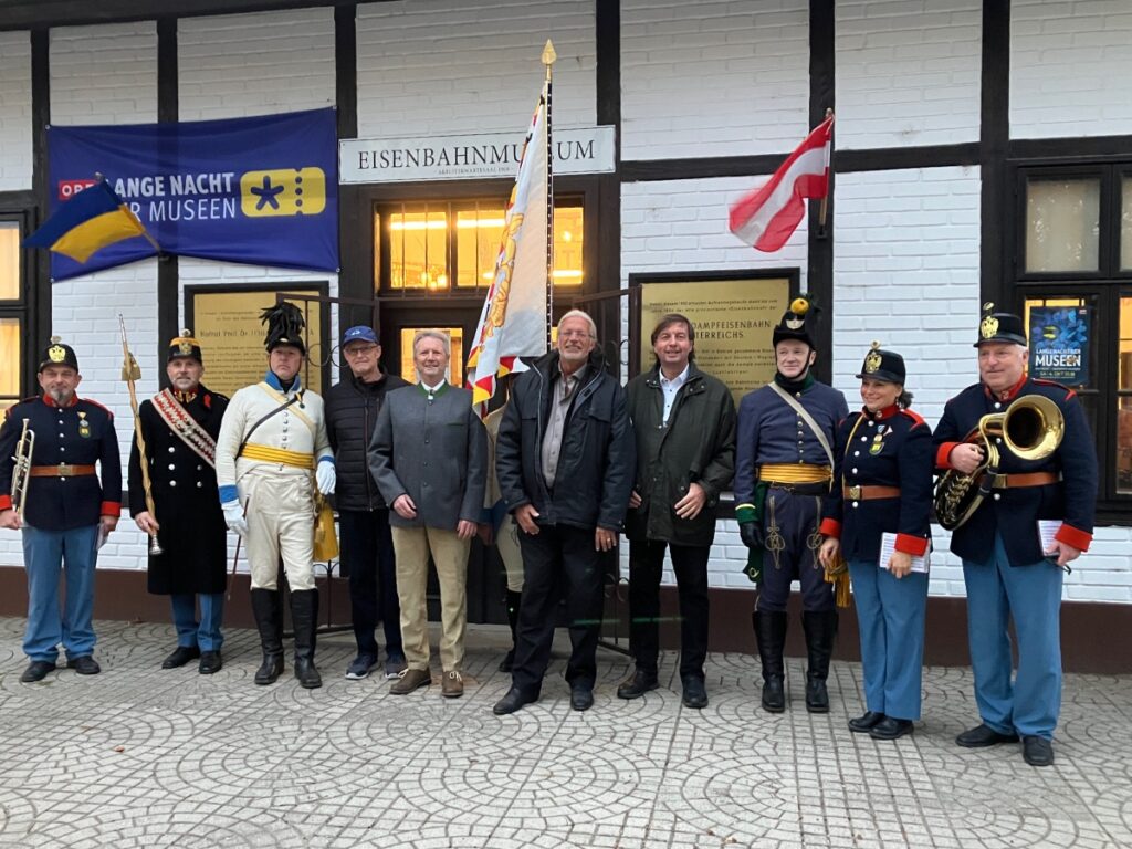 Lange Nacht der Museen in Deutsch-Wagram 2025. Offizielles Eröffnungsfoto mit Museumspräsident Fritz Quirgst, Vizebürgermeister Harald Nikitscher, Direktor des Eisenbahnmuseums Rudi Rossak, Direktor des Napoleonmuseums Mag. Michael Wenzel, Direktor des Stadtmuseums Ing. Manfred Groß, Wolfgang Lachnit (IR3) sowie Museumsvizepräsident und Kulturgemeinderat Mag. Franz Spehn.