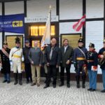 Lange Nacht der Museen in Deutsch-Wagram 2025. Offizielles Eröffnungsfoto mit Museumspräsident Fritz Quirgst, Vizebürgermeister Harald Nikitscher, Direktor des Eisenbahnmuseums Rudi Rossak, Direktor des Napoleonmuseums Mag. Michael Wenzel, Direktor des Stadtmuseums Ing. Manfred Groß, Wolfgang Lachnit (IR3) sowie Museumsvizepräsident und Kulturgemeinderat Mag. Franz Spehn.