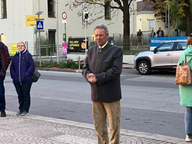 Lange Nacht der Museen in Deutsch-Wagram 2025. Museumspräsident Fritz Quirgst bei der Eröffnungsrede.
