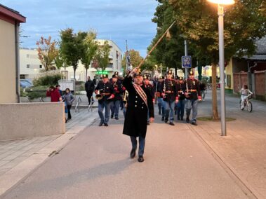 Lange Nacht der Museen in Deutsch-Wagram 2025. Gemeinsam mit den Reenactors des Infanterieregiments Nr. 3 Erzherzog Carl und dem BLO zog man anschließend zum Erzherzog-Carl-Haus.
