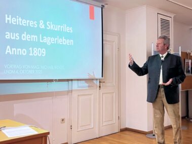 Lange Nacht der Museen in Deutsch-Wagram 2025. Einführende Worte von Fritz Quirgst zum Vortrag von Mag. Michael Wenzel im Erzherzog Carl- Saal.