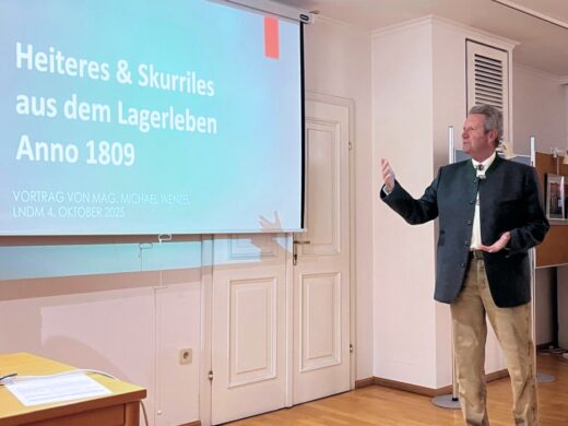 Lange Nacht der Museen in Deutsch-Wagram 2025. Einführende Worte von Fritz Quirgst zum Vortrag von Mag. Michael Wenzel im Erzherzog Carl- Saal.