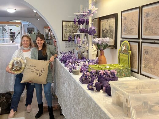 Weihnachtsmarkt im Napoleon- und Stadtmuseum, Gerda Norek und Sandra Niessner, Lavendelsackerl und diverse liebevoll gefertigte Stoffprodukte