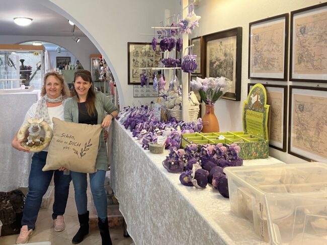 Weihnachtsmarkt im Napoleon- und Stadtmuseum, Gerda Norek und Sandra Niessner, Lavendelsackerl und diverse liebevoll gefertigte Stoffprodukte