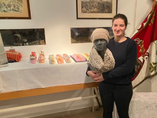 Weihnachtsmarkt im Napoleon- und Stadtmuseum, Jaqueline Zulic, Stoffhauben und Seifen