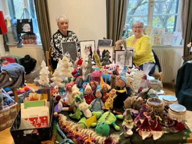 Weihnachtsmarkt im Napoleon- und Stadtmuseum, Elisabeth Wach und Johanna Appel, Bilder und Häkelarbeiten