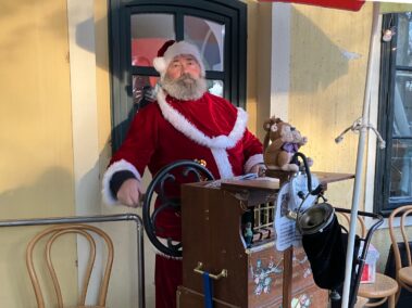 Weihnachtsmarkt im Napoleon- und Stadtmuseum, Weihnachtsmann mit Drehorgel