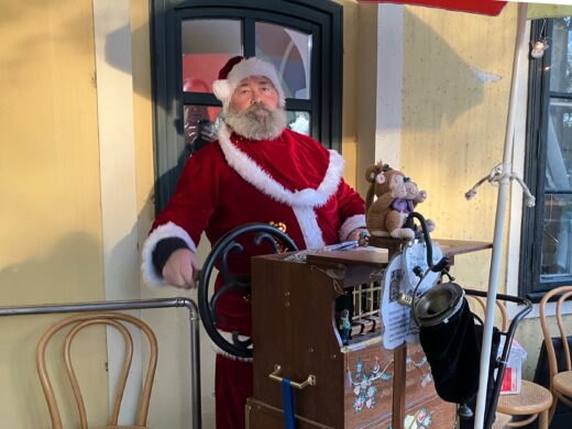Weihnachtsmarkt im Napoleon- und Stadtmuseum, Weihnachtsmann mit Drehorgel