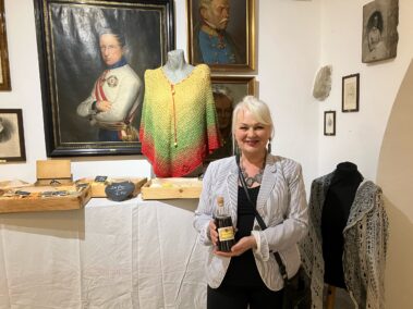 Weihnachtsmarkt im Napoleon- und Stadtmuseum, Anni Sailer, Kräuterprodukte, Seifen und gehäkelte Ponchos