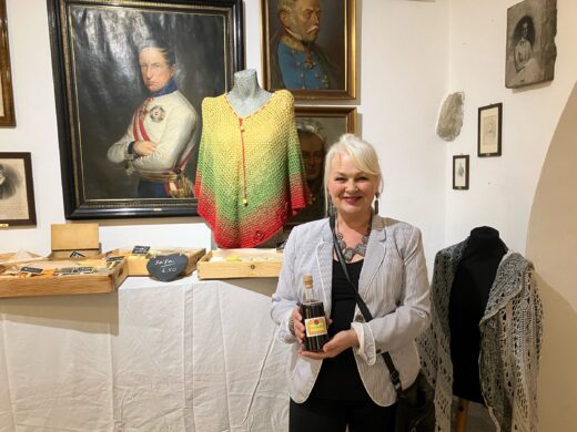 Weihnachtsmarkt im Napoleon- und Stadtmuseum, Anni Sailer, Kräuterprodukte, Seifen und gehäkelte Ponchos