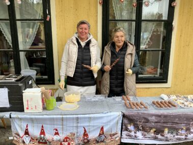 Weihnachtsmarkt im Napoleon- und Stadtmuseum, Nina Doppler und Frau Knasmillner, Bäckerei und Schokofrüchte
