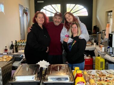 Weihnachtsmarkt im Napoleon- und Stadtmuseum, Michael Adler und sein Team, Imbiss und Getränke