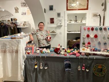 Weihnachtsmarkt im Napoleon- und Stadtmuseum, Gabi Brückner, Häkelarbeiten