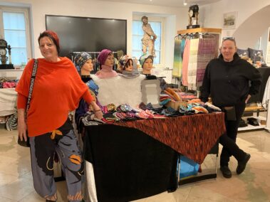 Weihnachtsmarkt im Napoleon- und Stadtmuseum, Birgitta Lindenthal und Jutta Zavadil, Häkelarbeiten und Stoffprodukte