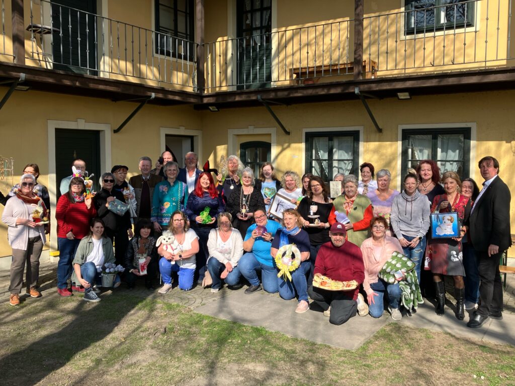 Offizielles Gruppenfoto vom Ostermarkt im Napoleon- und Stadtmuseum Deutsch-Wagram Offizielles Gruppenfoto vom Ostermarkt im Napoleon- und Stadtmuseum Deutsch-Wagram