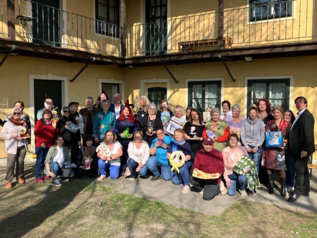 Offizielles Gruppenfoto vom Ostermarkt im Napoleon- und Stadtmuseum Deutsch-Wagram
