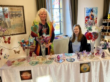 Ostermarkt im Napoleon- und Stadtmuseum, Doris Schellner und Tochter - Produkte aus Epoxidharz