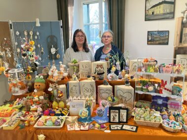 Ostermarkt im Napoleon- und Stadtmuseum, Michaela Kindler und Freundin - gebastelte Produkte