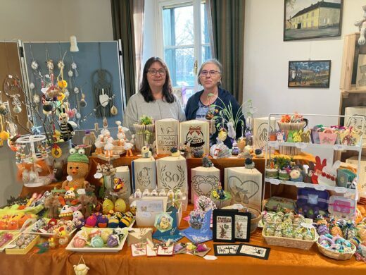Ostermarkt im Napoleon- und Stadtmuseum, Michaela Kindler und Freundin - gebastelte Produkte