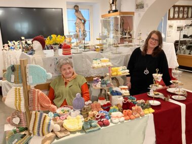 Ostermarkt im Napoleon- und Stadtmuseum, Rosa Tröstler - Strickwaren und Rosa Rattay - Etageres