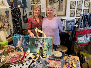 Ostermarkt im Napoleon- und Stadtmuseum, Petra Stuhlhofer und Jutta Bundy Liebevoll gefertigte Jeanstaschen, Pölster...