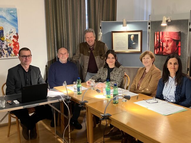 Die Grundherschaften von Deutsch-Wagram. v. l. n. r.: Christian Matula, Alfred Mühl, Museumspräsident Friedrich Quirgst, Katharina Sterl, Christine Strametz, Andrea Wittmann-Achmann. © Mag. Franz Spehn Die Grundherschaften von Deutsch-Wagram. v. l. n. r.: Christian Matula, Alfred Mühl, Museumspräsident Friedrich Quirgst, Katharina Sterl, Christine Strametz, Andrea Wittmann-Achmann. © Mag. Franz Spehn