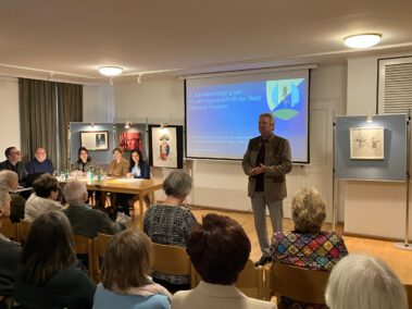 Museumspräsident Friedrich Quirgst eröffnet die Veranstaltung: Die Grundherschaften von Deutsch-Wagram, Vortrag von Alfred Mühl und seinem Team im Erzherzog Carl-Saal. © Mag. Franz Spehn