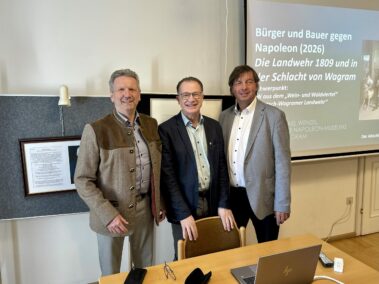 Museumspräsident Friedrich Quirgst, Mag. Michael Wenzel, Direktor des Napoleonmuseums und Kulturgemeinderat und Vize-Präsident Mag. Franz Spehn. Vortrag: „Bürger und Bauer gegen Napoleon“