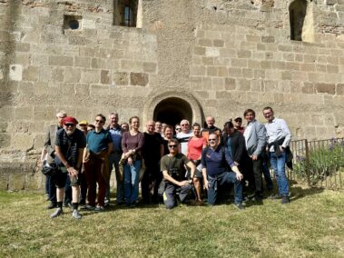 Offizielles Gruppenfoto. Exkursion nach Markgrafneusiedl – Besuch der Wehrkirche und der Krypta, © Christian Matula
