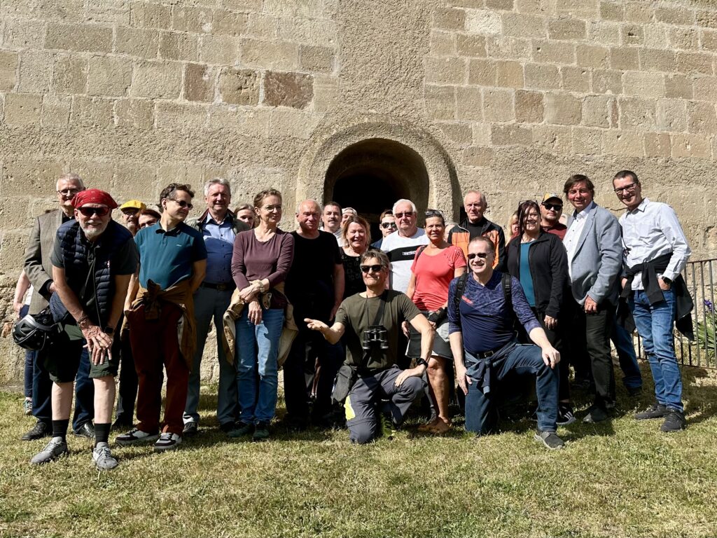 Offizielles Gruppenfoto. Exkursion nach Markgrafneusiedl – Besuch der Wehrkirche und der Krypta, © Christian Matula