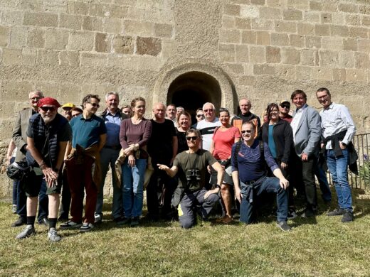 Offizielles Gruppenfoto. Exkursion nach Markgrafneusiedl – Besuch der Wehrkirche und der Krypta, © Christian Matula
