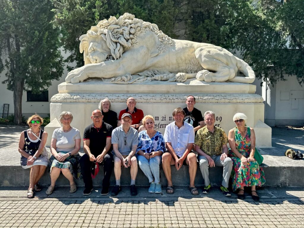 Zu Besuch in den Museen Aspern und Essling. - Offizielles Gruppenfoto vor dem Löwen von Aspern. Foto: © Christian Matula Zu Besuch in den Museen Aspern und Essling. - Offizielles Gruppenfoto vor dem Löwen von Aspern. Foto: © Christian Matula