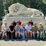 Zu Besuch in den Museen Aspern und Essling. - Offizielles Gruppenfoto vor dem Löwen von Aspern. Foto: © Christian Matula