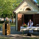 Gedenkmesse vor der Monumentalkapelle Deutsch-Wagram, Pfarrer Peter Paskalis, Museumspräsident Friedrich Quirgst
