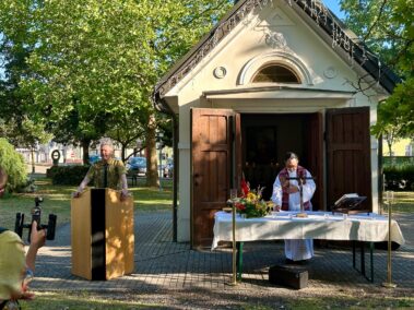 Gedenkmesse vor der Monumentalkapelle Deutsch-Wagram, Pfarrer Peter Paskalis, Museumspräsident Friedrich Quirgst